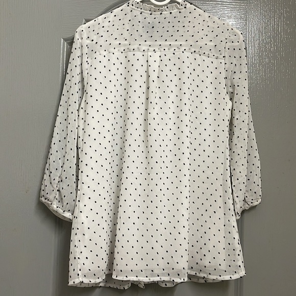 White and black dotted shirt - Picture 3 of 8